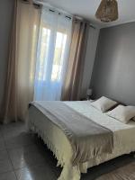 Łóżko lub łóżka w pokoju w obiekcie Villa climatisé avec piscine et jacuzzi