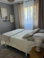 Łóżko lub łóżka w pokoju w obiekcie Villa climatisé avec piscine et jacuzzi