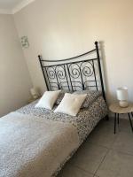 Łóżko lub łóżka w pokoju w obiekcie Villa climatisé avec piscine et jacuzzi