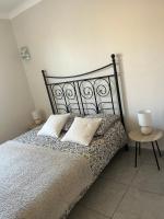 Łóżko lub łóżka w pokoju w obiekcie Villa climatisé avec piscine et jacuzzi