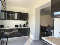 Kuchnia lub aneks kuchenny w obiekcie Villa climatisé avec piscine et jacuzzi