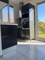 Kuchnia lub aneks kuchenny w obiekcie Villa climatisé avec piscine et jacuzzi