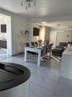 Kuchnia lub aneks kuchenny w obiekcie Villa climatisé avec piscine et jacuzzi