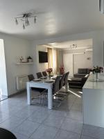 Telewizja i/lub zestaw kina domowego w obiekcie Villa climatisé avec piscine et jacuzzi