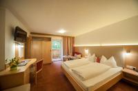 Łóżko lub łóżka w pokoju w obiekcie Hotel Garni Waldhof - Wohlfühlen am Lech