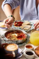 Comida en o cerca de este hotel