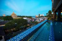 The Waterfront Hotel Kuchingの敷地内または近くにあるプール