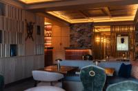 Eight Cortina في كورتينا دامبيتزو: مطعم به طاولات وكراسي في غرفة