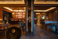 Eight Cortina في كورتينا دامبيتزو: مطعم به طاولات وكراسي وبار