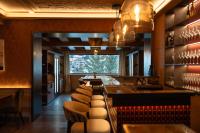 Eight Cortina في كورتينا دامبيتزو: مطعم مع بار مع الكراسي ونافذة