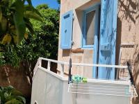 Balkon lub taras w obiekcie Appartement Hyères : 2 pièces, jardin privé, proche plage et port, WIFI, parking - FR-1-335-161