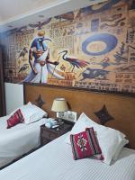 Postel nebo postele na pokoji v ubytování Atlantis Pyramids Inn New