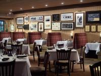 um restaurante com mesas e cadeiras e quadros na parede em Omni Amelia Island Resort & Spa em Amelia Island