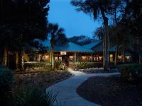uma casa à noite com um caminho à frente dela em Omni Amelia Island Resort & Spa em Amelia Island