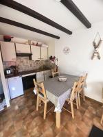 Kuchnia lub aneks kuchenny w obiekcie Résidence Les Gemeaux I - Appartement trois pièces au coeur du village MAE-2304