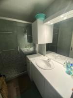 Łazienka w obiekcie Résidence Les Gemeaux I - Appartement trois pièces au coeur du village MAE-2304