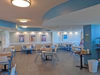 ein Esszimmer mit Tischen und Stühlen in der Unterkunft Seaside Resort in Myrtle Beach