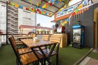 un patio con mesas, sillas y una máquina de refrescos en Thamel Hostel & Spa, en Katmandú