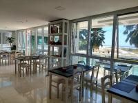 En restaurant eller et andet spisested på Mandai Flat