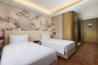 Blossom House Shanghai On The Bundにあるベッド