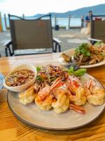 een bord garnalen en ander voedsel op een tafel bij Charome Resort in Ban Suan On