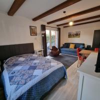 Postel nebo postele na pokoji v ubytování Happy Trails, Cosy One Room Garten Apartment