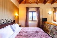 Posteľ alebo postele v izbe v ubytovaní Pleiades Studios All Season Gems - Korinthos Stone Retreats