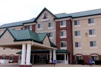 Un edificio de hotel con un cartel en el frente. en Town &amp; Country Inn and Suites, en Quincy