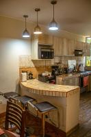 Del Valle Houseにあるキッチンまたは簡易キッチン