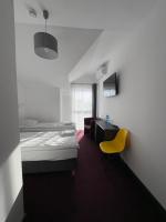 Posteľ alebo postele v izbe v ubytovaní Hotelik & Restauracja Amber