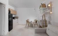 eine Küche und ein Wohnzimmer mit einem Tisch und einer Couch in der Unterkunft אורה דירות אירוח -נץ 9- דירות נופש איכותיות לנופש שקט ואקסלוסיבי in Eilat