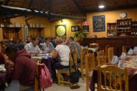 un grupo de personas sentadas en mesas en un restaurante en Isalo Ranch, en Ranohira