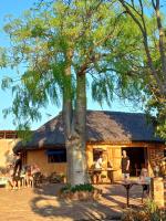 una casa con un árbol delante en Isalo Ranch, en Ranohira