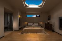 Un dormitorio con una cama grande y una ventana. en Shangri La Yi Shan Ban Yun Inn, en Shangri-La