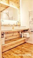Kúpeľňa v ubytovaní Vue imprenable et jacuzzi 4 Etoiles
