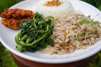 Pondok Hari Baik في Balian: صحن طعام فيه رز وخضار ولحم