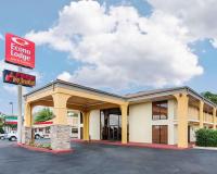 una vista frontal de un hotel con un cartel de motel kona en Econo Lodge Inn &amp; Suites Griffin North, en Griffin