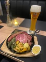 EmlichheimにあるHotel et Möppkenの一皿一杯のビール