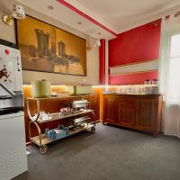 cocina con paredes rojas, armarios de madera y encimera en Hotel Zelený dům, en Dolní Poustevna