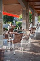 een groep stoelen en tafels in een patio bij Le Comptoir de Sebastien - La Plage et Le Port - 2 duplex - 100m de la plage de Talloires in Talloires