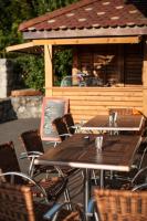 een houten tafel en stoelen op een terras bij Le Comptoir de Sebastien - La Plage et Le Port - 2 duplex - 100m de la plage de Talloires in Talloires