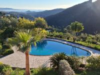 Basen w obiekcie VILLA L'ESTEREL AVEC PISCINE VUE MER 6 Pers lub w pobliżu
