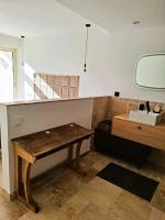 Łóżko lub łóżka w pokoju w obiekcie VILLA L'ESTEREL AVEC PISCINE VUE MER 6 Pers