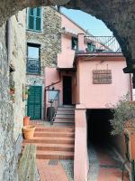un ingresso di un edificio rosa con scale di fronte di Tre Caravelle a Levanto