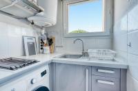 Kuchnia lub aneks kuchenny w obiekcie T2 in Lavandou - Residence with Swimming Pool