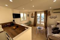Telewizja i/lub zestaw kina domowego w obiekcie Balcon des îles d'Or - T2 seafront historic center