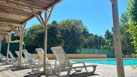 Basen w obiekcie Camping de l'Arnel lub w pobliżu
