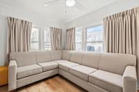 Ein Sitzbereich in der Unterkunft 4BR2BA Sleeps 12 Pet-Friendly Steps to Beach