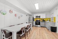 Küche&#47;Küchenzeile in der Unterkunft 4BR2BA Sleeps 12 Pet-Friendly Steps to Beach