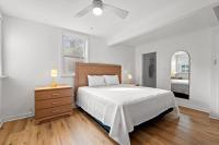 Ein Bett oder Betten in einem Zimmer der Unterkunft 4BR2BA Sleeps 12 Pet-Friendly Steps to Beach